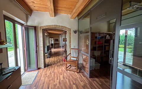 Villa Gelso: Cornice, Legna, Sala, Finestra, Pavimento, Pavimentazione, Portico, Immobiliare, Soggiorno