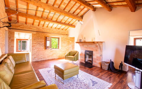 Villa Gelso: Proprietà, Mobilia, Cornice, Divano, Legna, Interior Design, Finestra, Pavimento, Soggiorno, Comfort