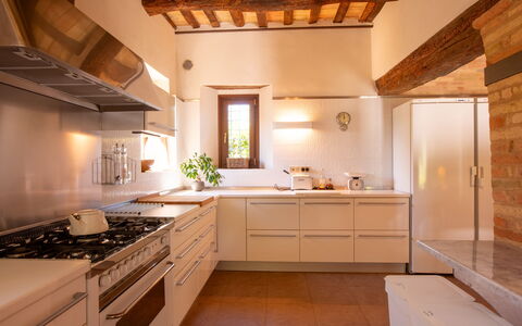 Villa Gelso: Cabinetry, Controsoffitto, Proprietà, Rubinetto, Mobilia, Lavello, Costruzione, Cucina, Legna, Lavandino Della Cucina