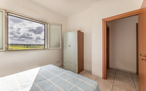 Andromeda Apartment In Gallipoli: Mobilia, Costruzione, Legna, Finestra, Pavimentazione, Interior Design, Pavimento, Shade, Dipingere