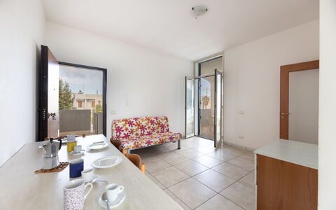 Andromeda Apartment In Gallipoli: Mobilia, Tavolo, Tavola, Costruzione, Legna, Comfort, Interior Design, Pavimentazione, Pavimento