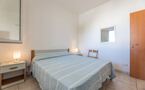 Andromeda Apartment In Gallipoli: Mobilia, Proprietà, Costruzione, Comfort, Azzurro, Legna, Tessile, Telaio Del Letto, Letto