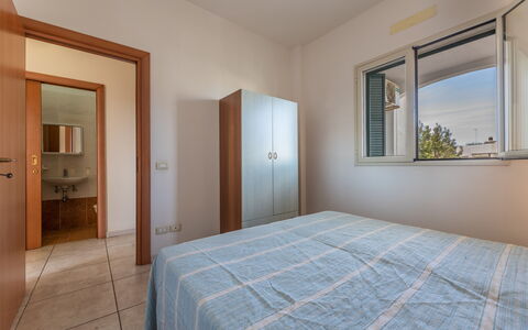 Andromeda Apartment In Gallipoli: Specchio, Mobilia, Proprietà, Costruzione, Finestra, Azzurro, Legna, Porta, Illuminazione