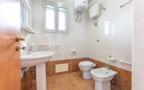 Andromeda Apartment In Gallipoli: Specchio, Idraulico Fixture, Rubinetto, Lavello, Proprietà, Lavandino Del Bagno, Viola, Bagno, Finestra
