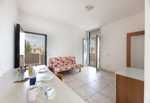 Andromeda Apartment In Gallipoli: Mobilia, Tavolo, Tavola, Costruzione, Legna, Comfort, Interior Design, Pavimentazione, Pavimento