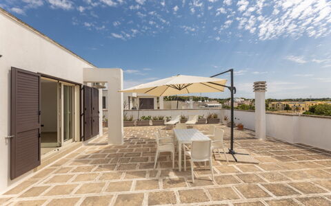 Loft San Giovanni in Gallipoli: Pavimentazione, Pavimento, Piastrella, Flagstone, Design, Sedia, Pianta Della Casa, Cucina & Sala Da Pranzo Tavolo, Cortile