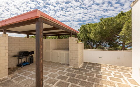 Loft San Giovanni in Gallipoli: Legna, Pavimento, Pavimentazione, Materiale Composito, Shade, Color Legno, Struttura Esterna, Calcestruzzo, Piastrella, Pergola