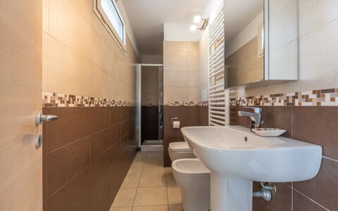 Loft San Giovanni in Gallipoli: Bagno, Idraulico Fixture, Pavimentazione, Pavimento, Interior Design, Lavello, Lavandino Del Bagno, Rubinetto, Idraulico, Gabinetto