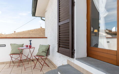 Villa i Portici: Legna, Pavimento, Casa, Appartamento, Latifoglie, Color Legno, Balcone, Shade, Illuminazione Diurna, Pavimento In Legno