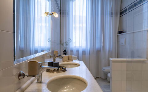 Villa i Portici: Specchio, Rubinetto, Idraulico Fixture, Lavello, Proprietà, Lavandino Del Bagno, Bagno, Legna, Interior Design, Tenda