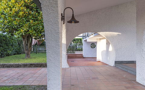 Villa i Portici: Pianta, Costruzione, Shade, Albero, Legna, Facciata, Manto Stradale, Casa, Paesaggio, Materiale Composito