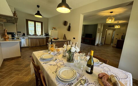 Casa Viviani: Cibo, Tavolo, Tavola, Mobilia, Bottiglia, Piatto, Interior Design, Tovaglia, Sedia, Dishware