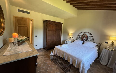 Casa Viviani: Mobilia, Proprietà, Cabinetry, Costruzione, Tavolo, Legna, Interior Design, Comfort, Pavimento, Telaio Del Letto