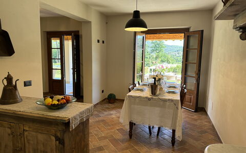 Casa Viviani: Tavolo, Proprietà, Mobilia, Cabinetry, Finestra, Legna, Pianta, Illuminazione, Pianta Della Casa, Cucina