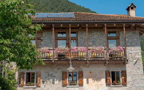 La Meridiana: Parete, Casa, Porta, Balcone, Villetta, Catena Montuosa, Valle, Muro ​​Di Pietra, Paesino Di Montagna, Pianta Della Casa