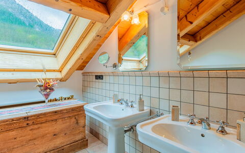 La Meridiana: Specchio, Rubinetto, Idraulico Fixture, Lavello, Proprietà, Lavandino Del Bagno, Blu, Bagno, Verde, Legna