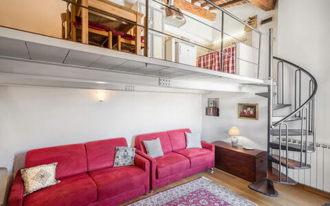 Belle Donne Apartment, Tornabuoni, Florence, Wifi: Proprietà, Mobilia, Divano, Soggiorno, Legna, Interior Design, Illuminazione, Costruzione, Architettura, Pavimento