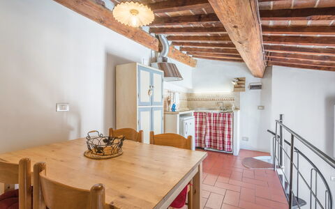 Belle Donne Apartment, Tornabuoni, Florence, Wifi: Proprietà, Mobilia, Tavolo, Legna, Interior Design, Sedia, Pavimentazione, Pavimento, Color Legno, Parete