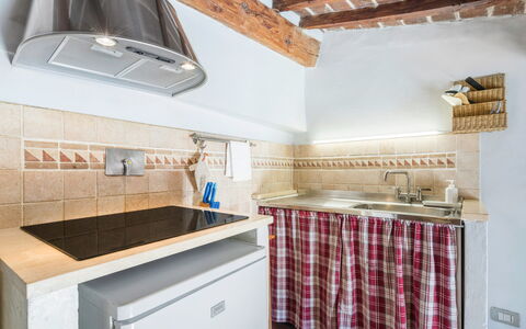Belle Donne Apartment, Tornabuoni, Florence, Wifi: Cabinetry, Proprietà, Rubinetto, Controsoffitto, Prodotto, Idraulico Fixture, Costruzione, Cucina, Lavello, Legna