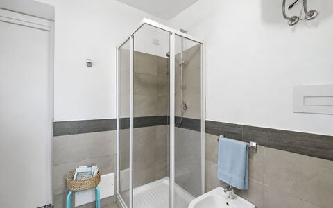 La Casa dei Nonni: Pavimentazione, Pavimento, Interior Design, Camera, Soffitto, Idraulico Fixture, Appartamento, Lavello, Rubinetto, Idraulico