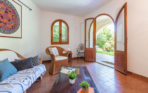 Approdo: Mobilia, Tavolo, Proprietà, Finestra, Divano, Costruzione, Pianta, Azzurro, Pianta Della Casa, Legna