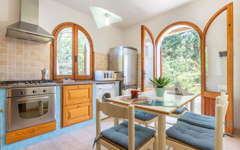 Approdo: Mobilia, Cabinetry, Proprietà, Controsoffitto, Tavolo, Legna, Pianta Della Casa, Illuminazione, Interior Design, Cucina Stufa