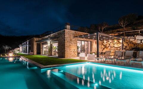 Villa Paradise: Acqua, Proprietà, Piscina, Cielo, Azzurro, Pianta, Costruzione, Architettura, Albero, Tempo Libero
