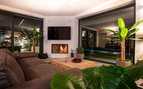 Villa Paradise: Pianta, Proprietà, Verde, Pianta Della Casa, Illuminazione, Interior Design, Divano, Comfort, Pavimento, Soggiorno
