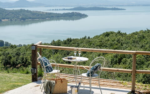Villa Paradise: Acqua, Cielo, Pianta, Lago, Montagna, Mobili Da Esterno, Sedia, Tavolo, Albero, Tempo Libero