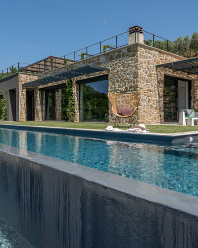 Villa Paradise: Acqua, Cielo, Proprietà, Azzurro, Corpo D'Acqua, Costruzione, Pianta, Piscina, Tempo Libero, Albero