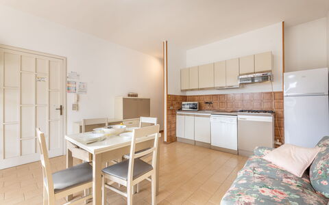 Apartment Living In Baia Verde - Gallipoli: Mobilia, Cabinetry, Controsoffitto, Tavolo, Costruzione, Cucina, Sedia, Legna, Pavimentazione, Pavimento
