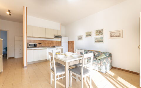 Apartment Living In Baia Verde - Gallipoli: Mobilia, Tavolo, Cabinetry, Costruzione, Cornice, Legna, Interior Design, Casa, Pavimentazione, Soggiorno