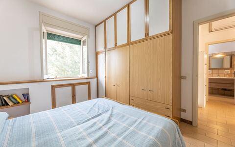 Apartment Living In Baia Verde - Gallipoli: Proprietà, Specchio, Mobilia, Finestra, Costruzione, Legna, Cabinetry, Comfort, Tessile