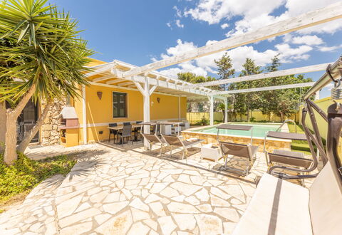 Villetta Estiva With Private Pool Gallipoli: Cielo, Nube, Costruzione, Pianta, Piscina, Casa, Mobili Da Esterno, Albero, Sedia, Shade