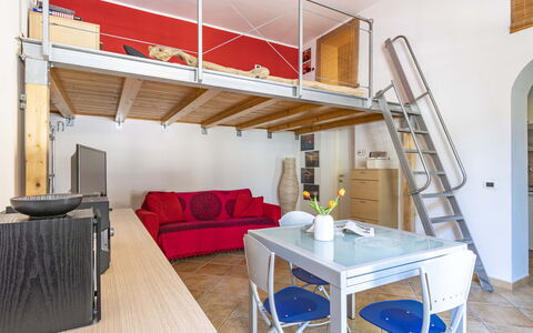 Florentine Careggi Loft: Tavolo, Mobilia, Proprietà, Divano, Legna, Costruzione, Interior Design, Pavimento, Pavimentazione, Comfort