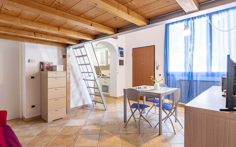 Florentine Careggi Loft: Tavolo, Proprietà, Mobilia, Costruzione, Finestra, Legna, Porta, Interior Design, Pavimentazione, Casa
