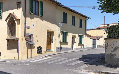 Florentine Careggi Loft: Cielo, Proprietà, Finestra, Costruzione, Manto Stradale, Albero, Zona Residenziale, Casa, Asfalto, Pianta