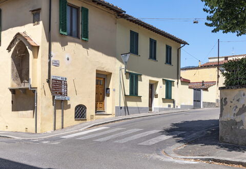 Florentine Careggi Loft: Cielo, Proprietà, Finestra, Costruzione, Manto Stradale, Albero, Zona Residenziale, Casa, Asfalto, Pianta
