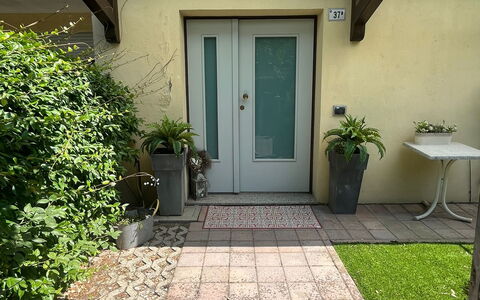 Bell'aria Apartment: Pianta, Porta, Costruzione, Manto Stradale, Architettura, Casa, Erba, Zona Residenziale, Porta A Casa, Paesaggio