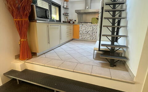 Bell'aria Apartment: Legna, Costruzione, Interior Design, Pavimentazione, Pavimento, Casa, Parete, Latifoglie, Shade, Immobiliare