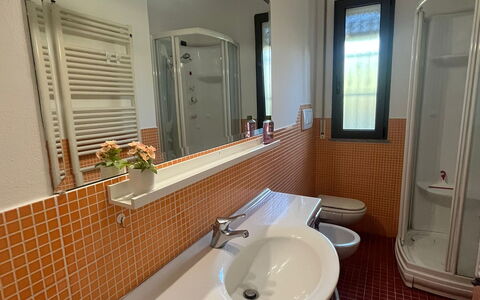 Bell'aria Apartment: Specchio, Rubinetto, Lavello, Idraulico Fixture, Lavandino Del Bagno, Bagno, Viola, Legna, Architettura, Interior Design