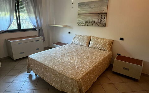Bell'aria Apartment: Proprietà, Mobilia, Finestra, Tavolo, Comfort, Legna, Costruzione, Cassetto, Pavimentazione, Telaio Del Letto
