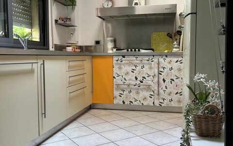 Bell'aria Apartment: Cabinetry, Controsoffitto, Cucina Stufa, Pianta, Cucina, Elettrodomestico Da Cucina, Costruzione, Pavimentazione, Legna, Interior Design