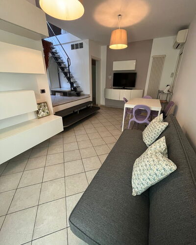 Bell'aria Apartment: Proprietà, Costruzione, Comfort, Illuminazione, Legna, Interior Design, Architettura, Lampada, Pavimentazione, Pavimento