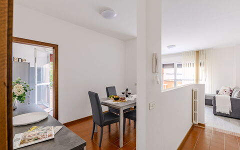 Fano Suite Apartment: Mobilia, Tavolo, Pianta, Sedia, Costruzione, Legna, Interior Design, Arancia, Pianta Della Casa, Finestra