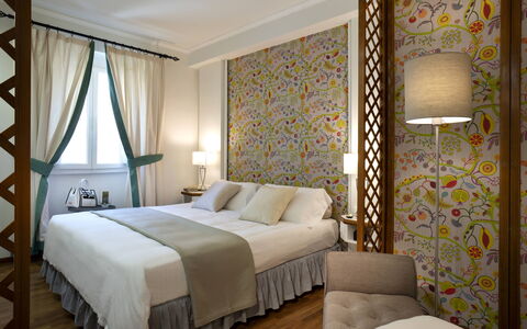Butterfly With Beach & Breakfast Included: Mobilia, Proprietà, Costruzione, Comfort, Decorazione, Tessile, Telaio Del Letto, Interior Design, Legna, Pavimento