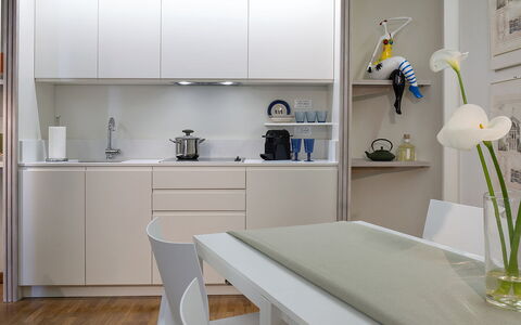 Butterfly With Beach & Breakfast Included: Proprietà, Mobilia, Cabinetry, Bianca, Tavolo, Interior Design, Pianta, Scaffalature, Fiore