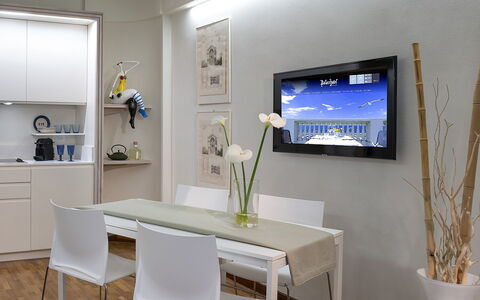 Butterfly With Beach & Breakfast Included: Mobilia, Proprietà, Tavolo, Pianta, Azzurro, Cabinetry, Interior Design, Costruzione, Pavimento, Sedia