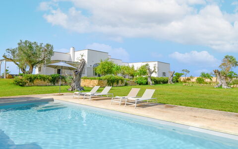 Villa Monamu: Acqua, Nube, Cielo, Pianta, Proprietà, Piscina, Azzurro, Albero, Costruzione, Mobili Da Esterno