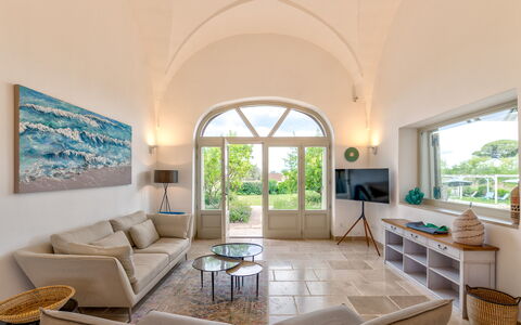 Villa Monamu: Divano, Finestra, Azzurro, Shade, Interior Design, Pavimento, Soggiorno, Tavolo, Legna, Pianta